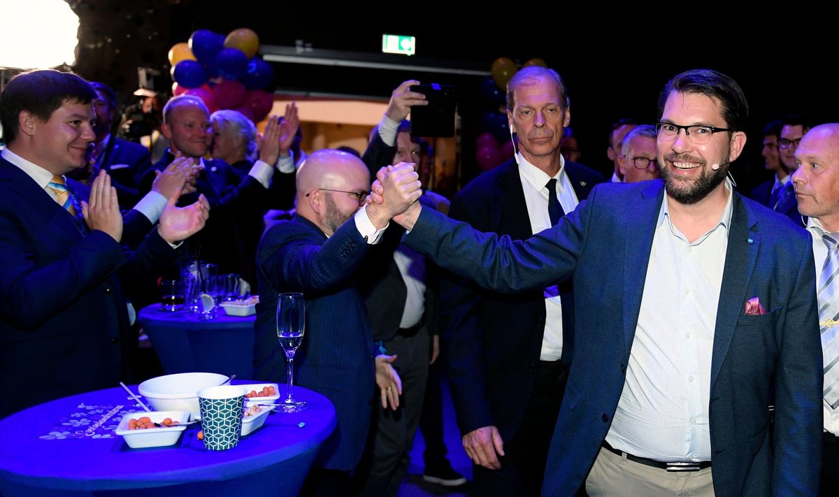 Rootsi Demokraatide juhtJimmie Akesson valimustulemusi tervitamas.