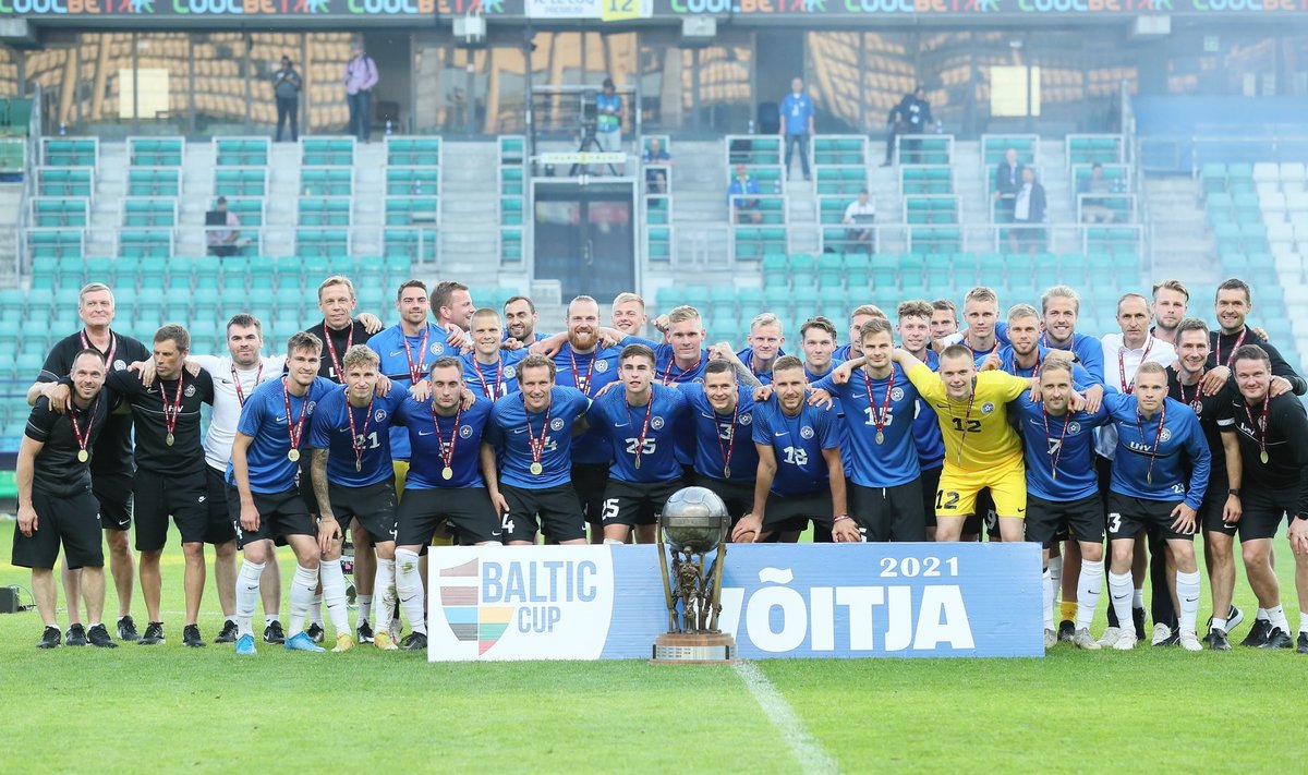 Eesti jalgpallikoondis Balti turniiri karikaga.