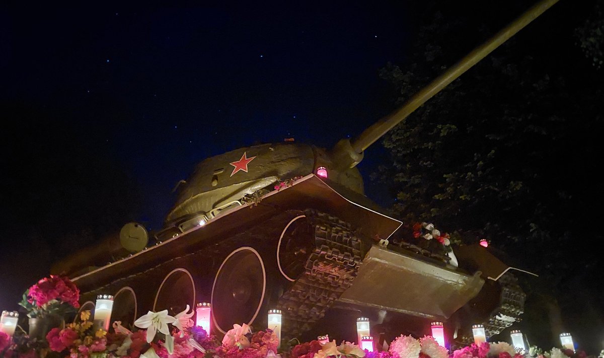 Ööl vastu tänast paigutasid inimesed, kelle jaoks on tank väga oluline, sinna juurde küünlaid, lilli ja silte. 