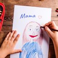 ГОЛОСОВАНИЕ | "Милой мамочки портрет": голосуйте за юных художников и их прекрасных мам. Кто выиграет подарок к Дню матери от Delfi и BLUMMiN?