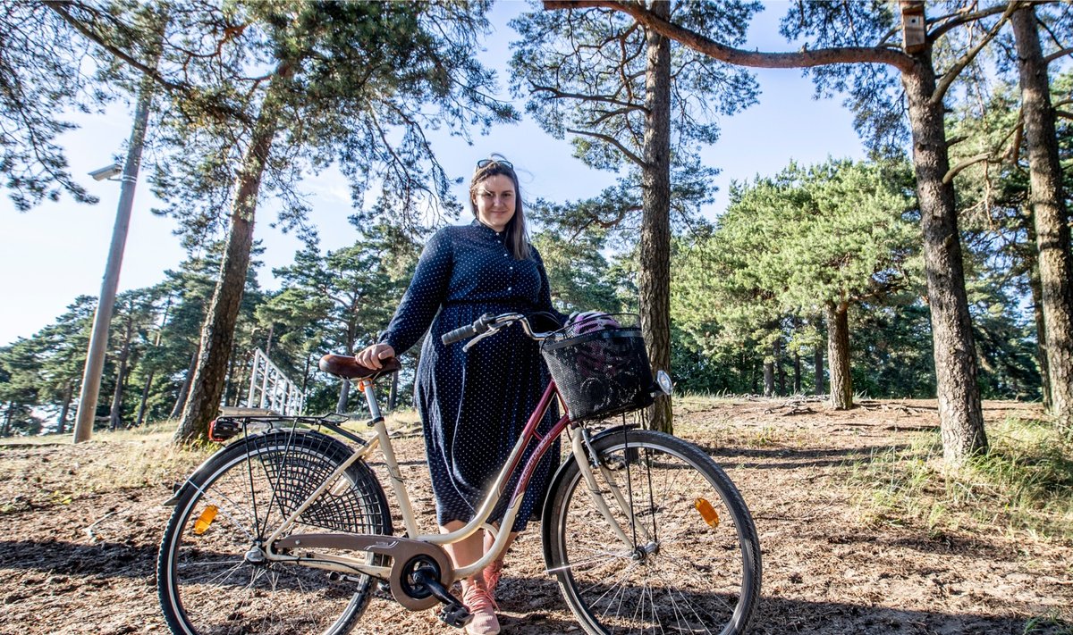 Mari-Anne Härma tuli intervjuule jalgrattaga. Ta armastab mugavaid jalanõusid, rattasõitu ja jalutuskäike.