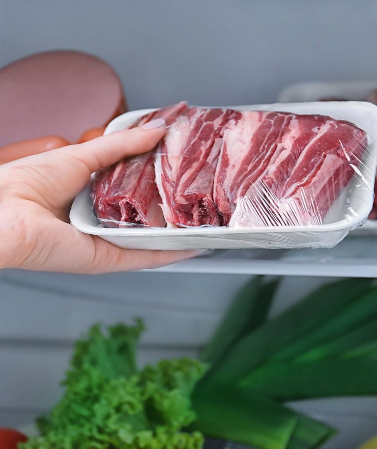 Lihatooteid tuleks säilitada eraldi külmiku kõige jahedamas osas karbis või toidu- kilega kaetult.