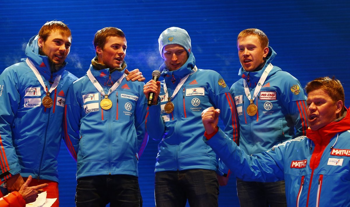 Dmitri Gubernjev (paremal) trügis 2017. aasta MM-i poodiumile koos Venemaa laskesuusatajetga hümni laulma.