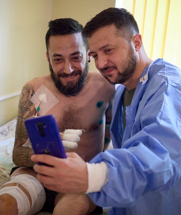 President Zelenskõi külastab haavatuid Odessa haiglas. Selfie tegemine. Foto tehtud 29. juulil 2022