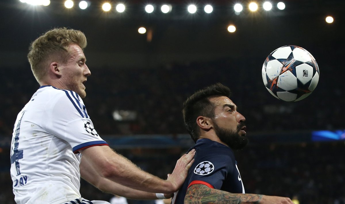 Paris St Germain's Lavezzi challenges Chelsea's Schuerrle during their Champions League quarter-final first leg soccer match at the Parc des Princes Stadium in Paris