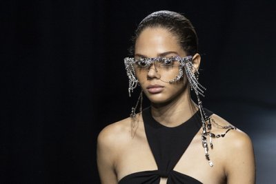Givenchy glamuursed prilliraamid ei ole tagasihoidlike jaoks. Naudi tähelepanu ja lase prillidel särada!