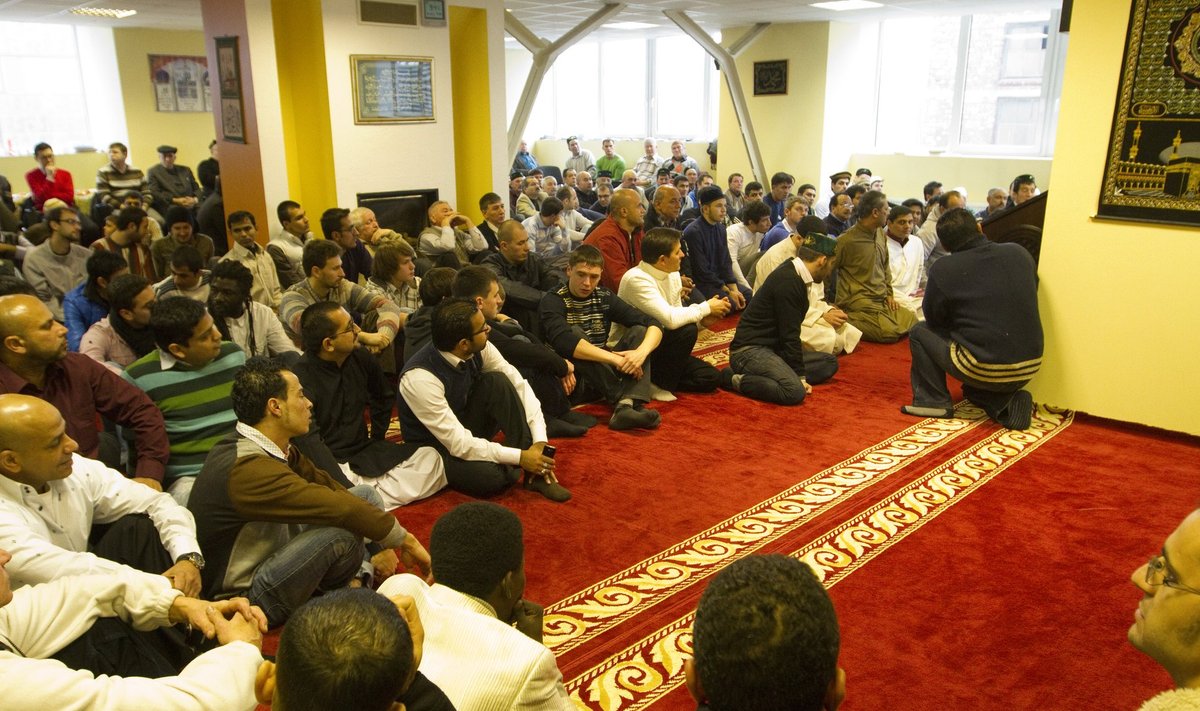 MOSLEMITE KOGUKOND SOOVIB MOŠEED: islami püha Eid ul-Adhati tähistamine 2011. aastal Eesti Islami Keskuses.