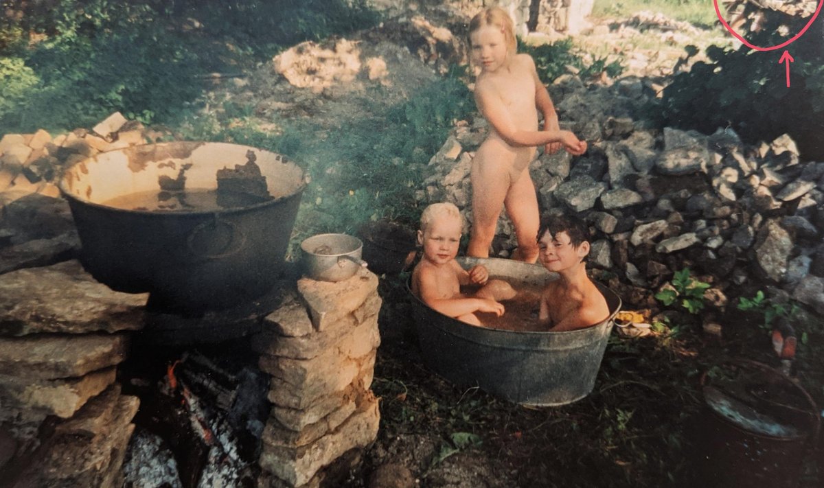 Vabaõhu-vannitoas küüritakse lapsi, Urmas (vaata noole suunda) teeb veel ehitusel tööd.Pliidi, millel soojendati pesemiseks vett ja keedeti kõik söögid, ehitas Mari varemetest välja kaevatud kividest. Pada ja pliidiraud leiti naabri põõsast.