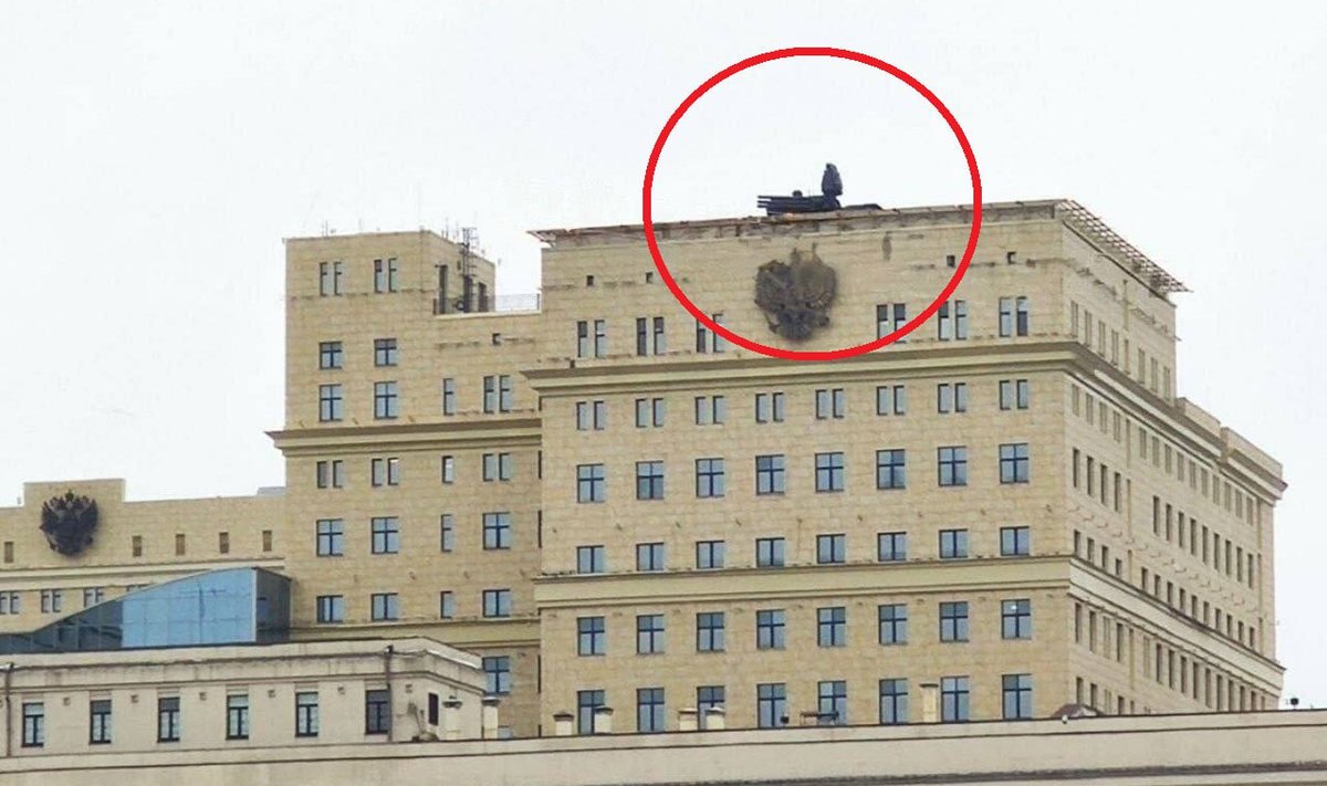 "Панцирь" на крыше здания Министерства обороны