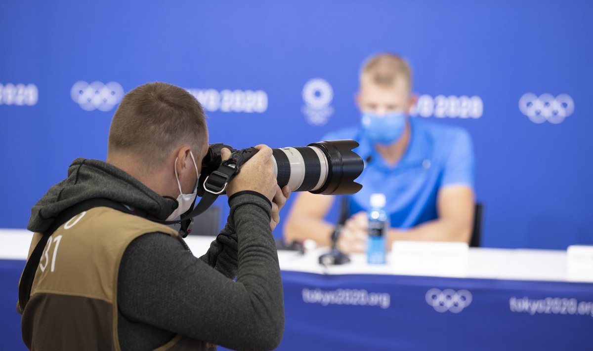 Eesti sõudjad olümpiaeelsel pressikonverentsil objektiivide sihikul.