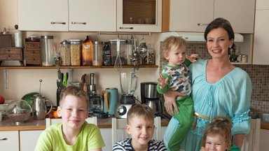Nelja lapse ema Silvia Ilves raskest rahalisest seisust: vahel küpsetan lastega pannkooke või ostan neile viimase raha eest kakaod. Emotsioon loeb!
