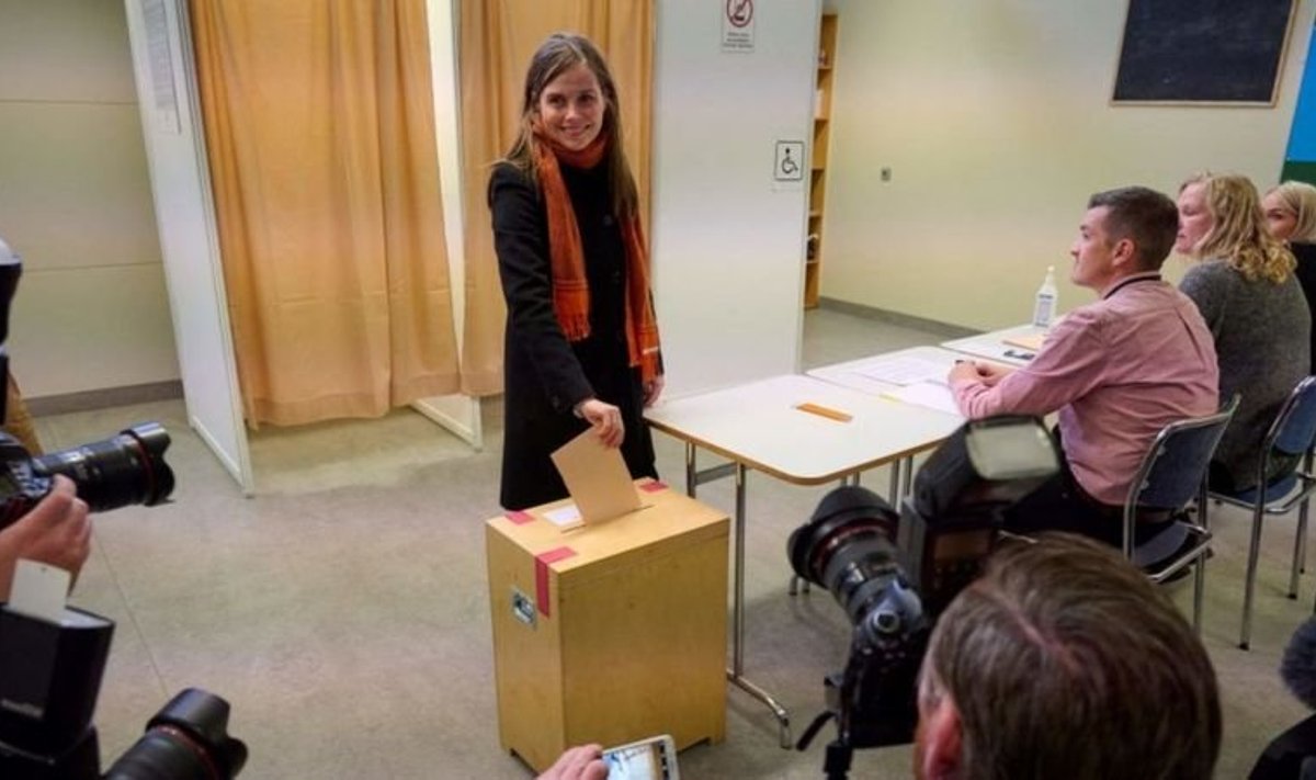 Премьер-министр Исландии Катрин Якобсдоттир голосует во время выборов в субботу