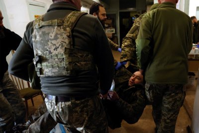 ESMANE ABI: Ukraina armee arstid ja kirurgid toimetavad snaiprilt tabamuse saanud kaitseväelase Serhii esmaabiruumi.