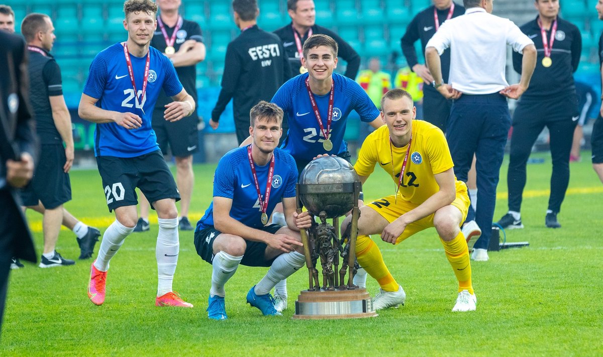 Markus Poom (vasakult), Mattias Käit, Maksim Paskotši ja Karl Jakob Hein tähistavad Balti karika võitu.