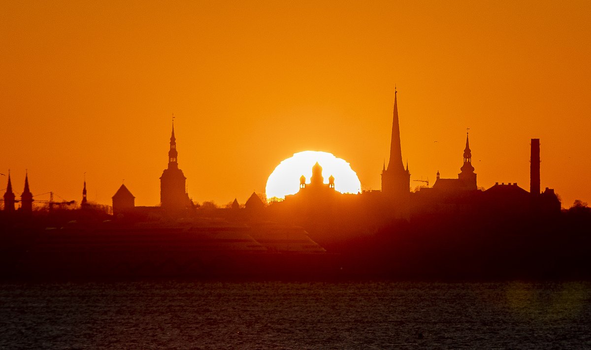 Päike loojub Aleksandr Nevski katedraali taha