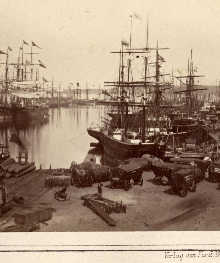 Tallinna sadam aastal 1870. Auvärav, kus põles kaarlamp, paiknes tõenäoliselt kohas, mis jääb pildi all vasakusse nurka.