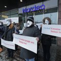 ФОТО: Эстонские работники банка надели маски и провели в Стокгольме пикет