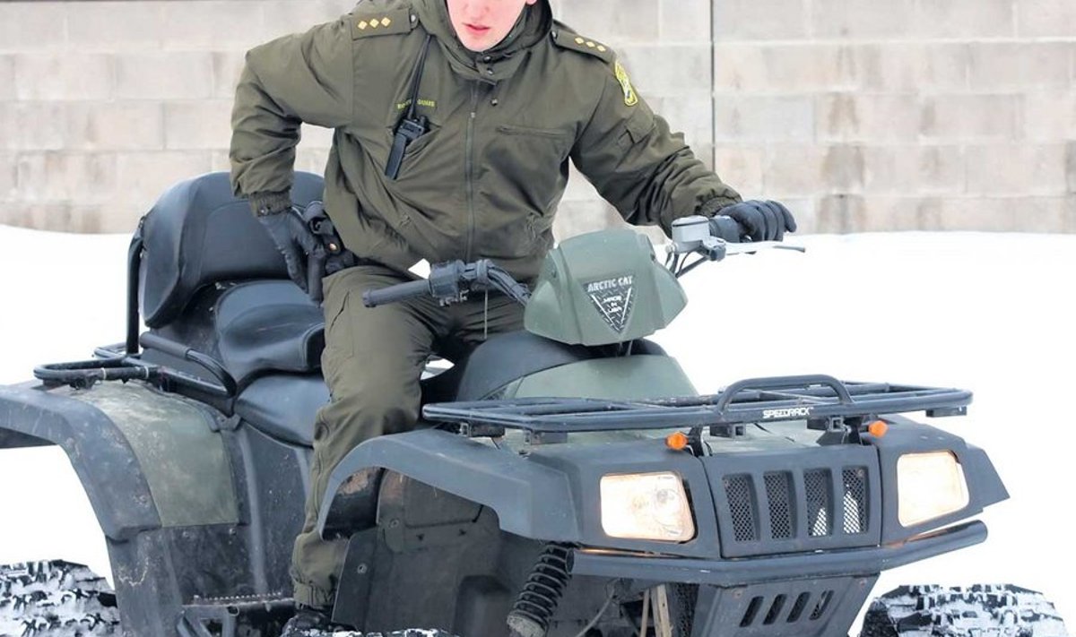 Luhamaa kordoni piirivalvurid patrullivad praegu peamiselt suuskadel, ent kasutada on ka üks ATV.