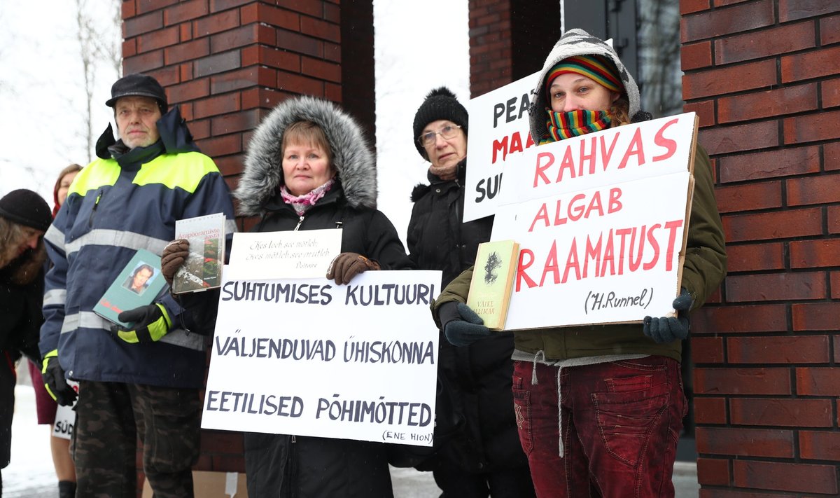 Rõuge rahvas piketeerib raamatukogude sulgemise vastu