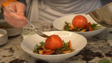 ВИДЕО | Летний салат из помидора и нежного сливочного сыра от эстонского шеф-повара Андрея Шмакова