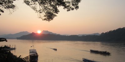 Idamaine loojang Mekongi kaldal.