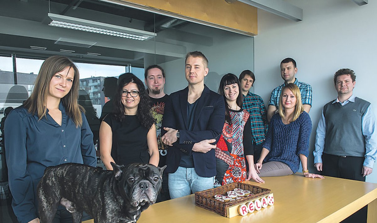 Pärast suure projekti valmimist on pooled Relax Gamingu nobedad arendajad ning firmajuht Patrik Österåker puhkusel, ülejäänud arendajad ja kontorikoer Reino aga endiselt töörindel.