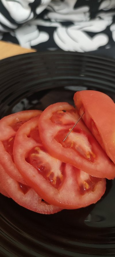 Delfi lugeja leidis tomati seest nõela