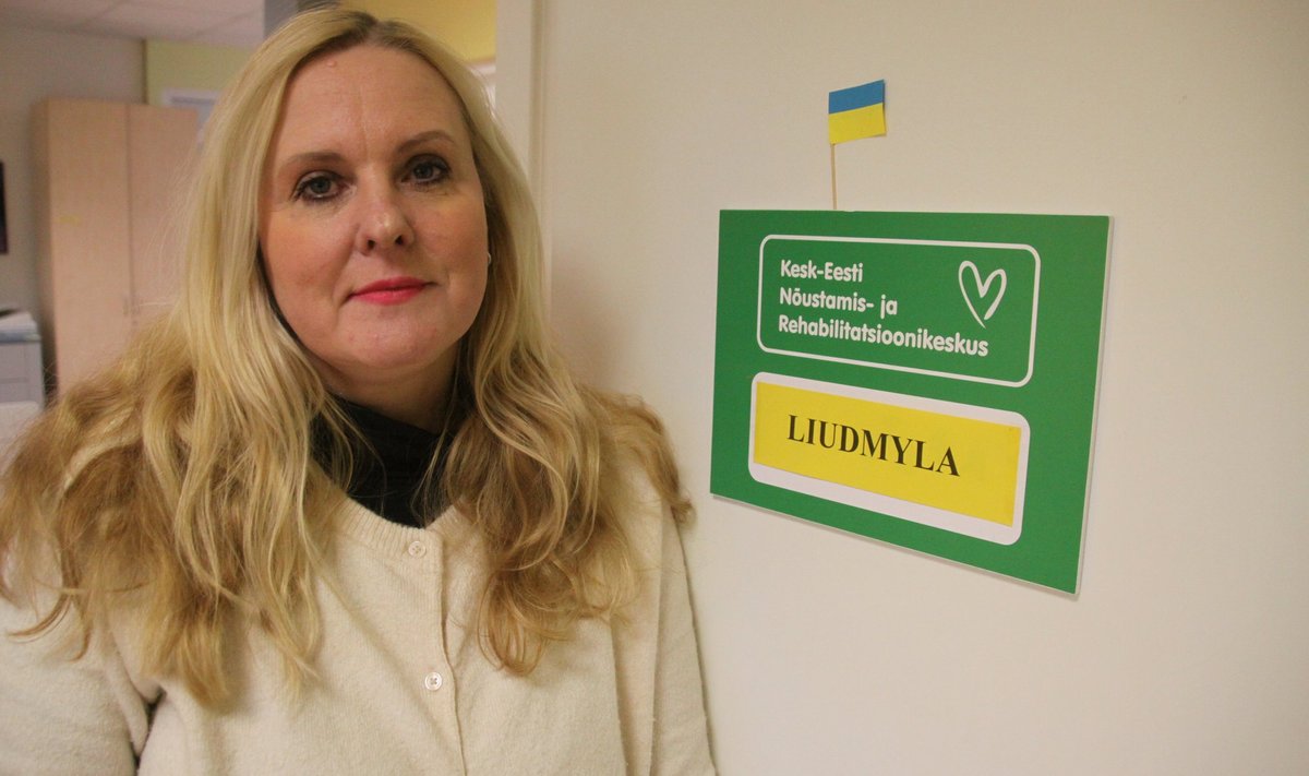 Kaja Sepa juhitava Kesk-Eesti Nõustamis- ja Rehabilitatsioonikeskuse klientidest on praegu veerand ukrainlased. Liudmyla, kelle nimi seisab uksel, sai aga kolleegiks.