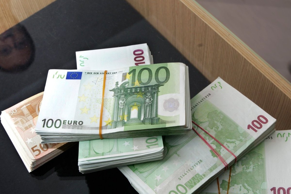 317 тысяч евро в рублях. 50 Евро на столе. 50 Тысяч евро. Пачки евро. Пачка евро по 50.