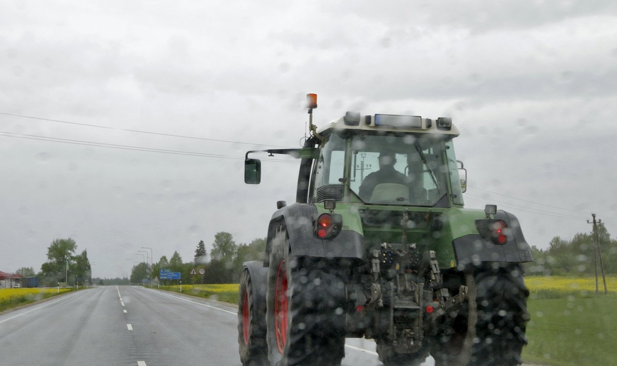 Traktor maanteel