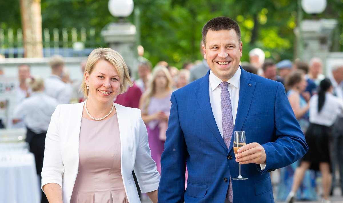  Jüri Ratas abikaasa Karin Ratasega presidendi roosiaias. 