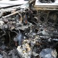 В Ласнамяэ открытым пламенем полыхал автомобиль, водитель получил ожоги