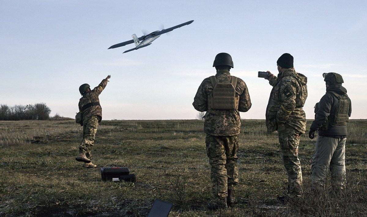 Украинские военные запускают беспилотник в сторону российских войск