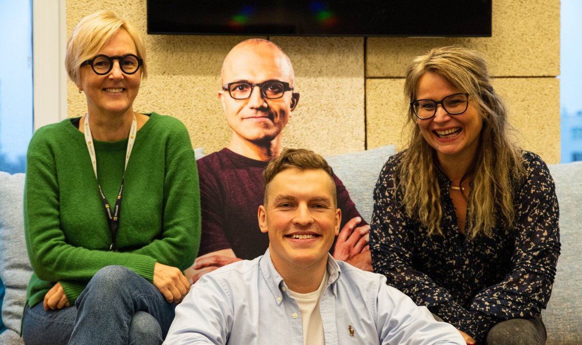 Merle Liisu Lindma (vasakul) ja Kaie Sauga (paremal) on ettevõttes töötanud üle kümne aasta, Hendrik Tammekivi kolm aastat. Moraalset tuge pakub pildil Microsofti tegevjuht Satya Nadella.