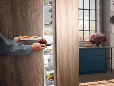 NEFF esitles messil automaatse avanemisega külmkappi. Tänu Push-to-Open funktsioonile piisab õrnast lükkest vastu külmiku ust ja see avaneb. Alexa abil saab ka anda käskluse "Alexa, ava külmkapp". Ja uksed avanevad.