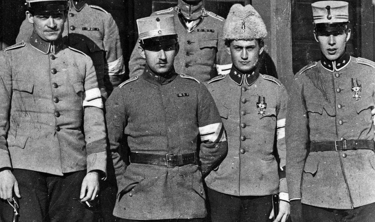 TULEVANE PIIRITUSE­VEDAJA: Rootsi vabatahtlike kompanii ohvitsere vabadussõjas 1919. aastal. Esimeses reas vasakult teine kompanii ülem kapten Carl Malmberg.