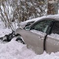 FOTOD | Viljandimaal sõitis libeduse tõttu auto vastu puud