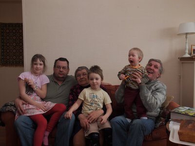 Neli põlvkonda Laugeid: vasakult Angela, Aimar, Aimari vanaema Valda (tema mees Artur tõi mesinduse perre), Eduard, Johannes ja Aimari isa Vello