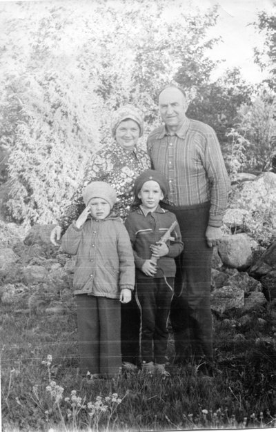 Aimar oma Muhu vanaema ja vanaisaga. Pildil on ka onutütar ja Aimaril käes muidugi vanaisa tehtud püss.