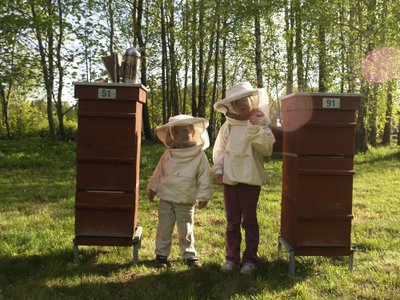 Pisikesed Angela ja Eduard oma mesinikuriietes.