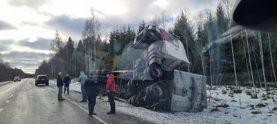 Valge Scania veok sattus Tartumaal liiklusõnnetusse