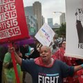 Burgeriketi aktsionäride üldkoosolekut saatsid töötajate miinimumpalga tõstmise protestid