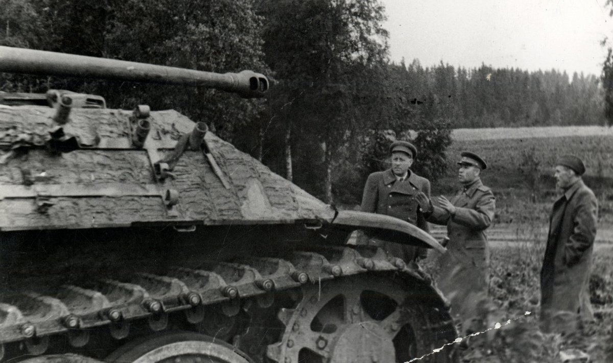 Kompartei boss Nikolai Karotamm saksa Panther tanki uurimas.