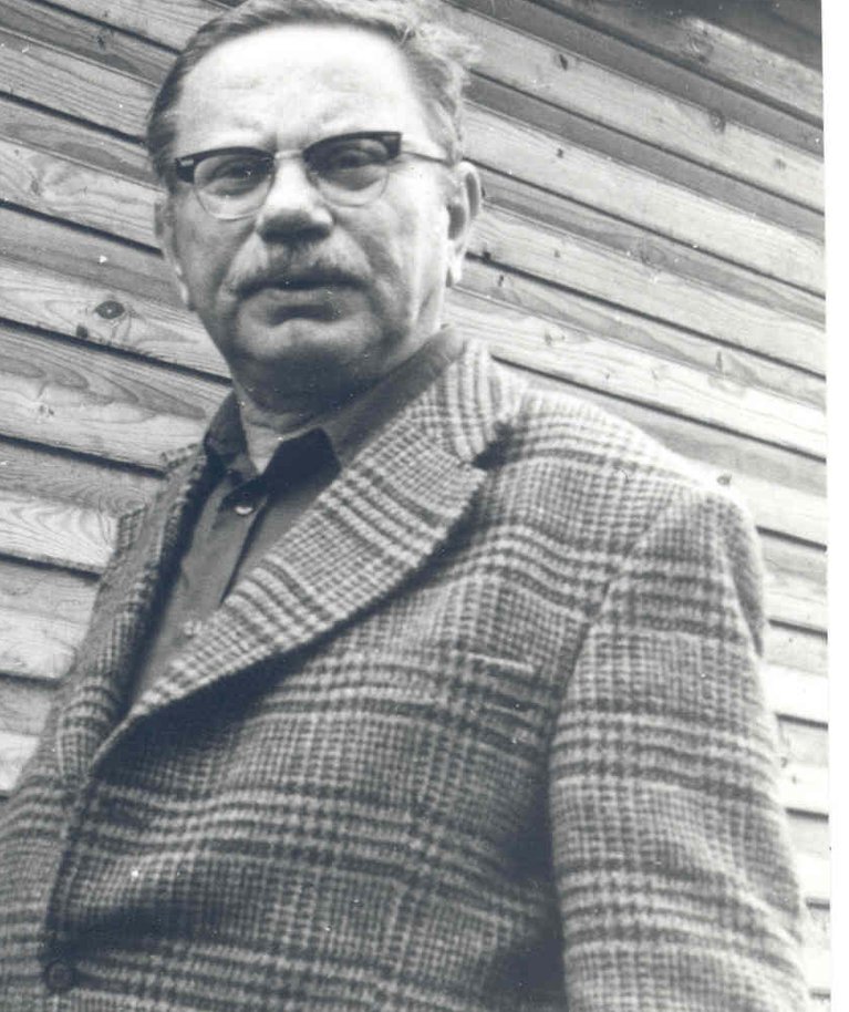 Arno Vihalemm 1974. aastal oma kodumaja ees Pärnus.