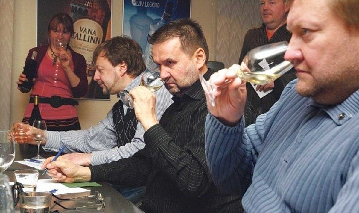 Žürii tööhoos: Veinivilla juht Tiina Kuuler, alkoholitundjad ja -koolitajad Arne Pajula ja Aare Karolin ning Prantsuse veinide maaletooja Igor Sööt. Taamal seisab ajakirjanik Sulev Oll.