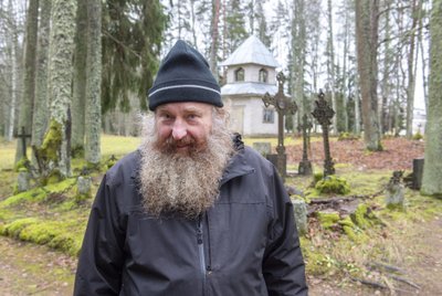 Андрес Куннус (64 года), работающий охранником и могильщиком на кладбище Вастселийна