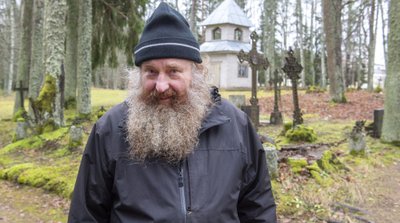 Андрес Куннус (64 года), работающий охранником и могильщиком на кладбище Вастселийна