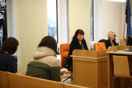 Ringkonnaprokurör Anneli Hinto (keskel) selgitas enne istungit Ramazan Taşcıle, et kuna surma sai Eestis tuntud inimene, siis on kohal ka ajakirjanikud. Noormees palus, et teda pildistataks vaid selja tagant.