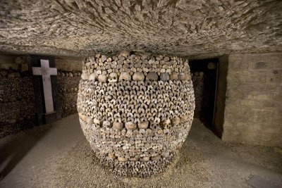 Pariisi katakombides on kohati skeletid kunstipäraselt üles seatud. 