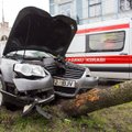 DELFI FOTOD ja VIDEO: Pärnu linnas eiras veokijuht "anna teed" märki ja sõitis otsa sõiduautole
